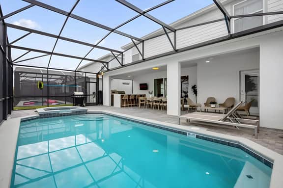 8 Bedrooms/ 6 Bathrooms/ Windsor Cay (16264 SM)