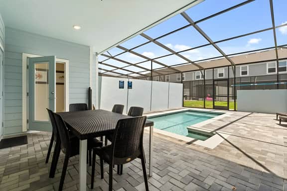 5 Bedrooms / 4.5 Bathrooms / Windsor Cay (16085BW)