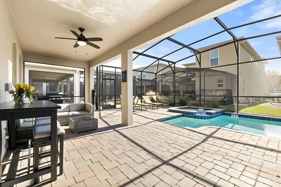 8 Bedrooms/ 5 Bathrooms/ Storey Lake (4582NL)