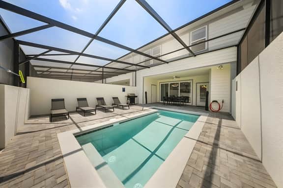 5 Bedrooms / 5 Bathrooms / Windsor Cay (1137BI)