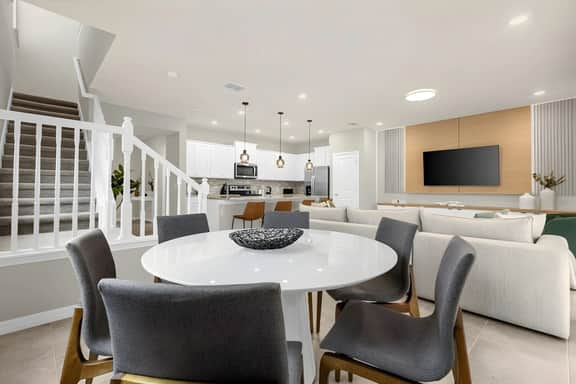 5 Bedrooms/ 4.5 Bathrooms/ W. Island (4074 LA)