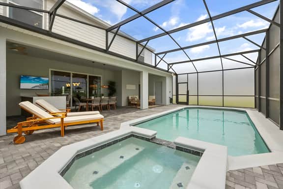 10 Bedrooms / 8 Bathrooms / Windsor Cay (16005CC)