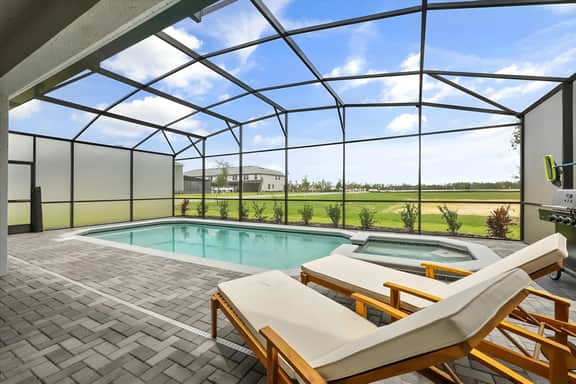 10 Bedrooms / 8 Bathrooms / Windsor Cay (16005CC)