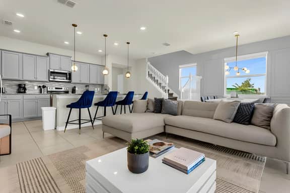 5 Bedrooms/ 4.5 Bathrooms/ Windsor island (637 JL)