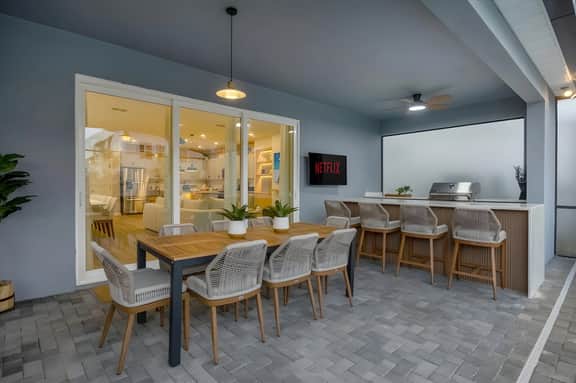 10 Bedrooms/ 8 Bathrooms/ Windsor Cay (16252 SM)