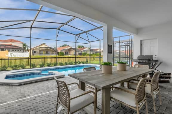 6 Bedrooms/ 4.5 Bathrooms/ Windsor Island(4075 LA)