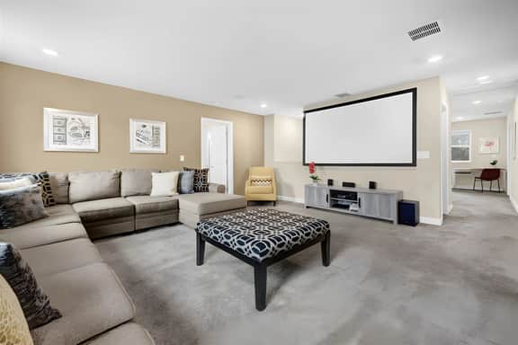6 Bedrooms / 6 Bathrooms / Storey Lake (4633TB)