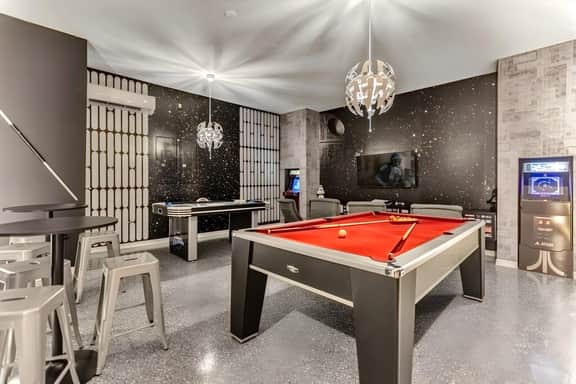 10 Bedrooms/ 8 Bathrooms/ Windsor Cay (16340 SK)