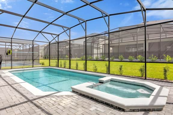 10 Bedrooms/ 8 Bathrooms/ Windsor Cay (16340 SK)