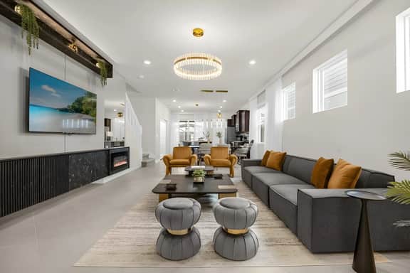 5 Bedrooms/ 5.5 Bathrooms/ Windsor Cay (16219 TW)