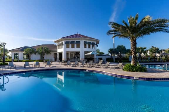 4 Bedrooms / 3 Bathrooms / Storey Lake (4809 LL)