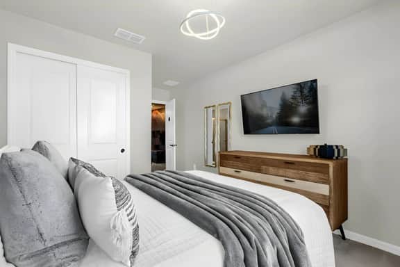 5 Bedrooms/ 4.5 Bathrooms/ Windsor Island (160 JW)