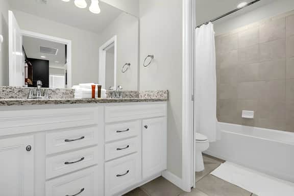 5 Bedrooms/ 4.5 Bathrooms/ Windsor Island (160 JW)
