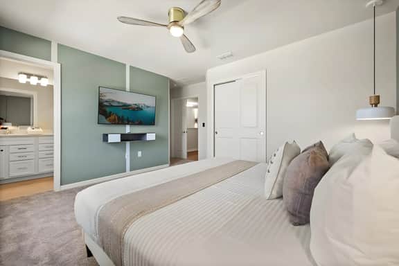 8 Bedrooms / 6 Bathrooms / Windsor Cay (15960SC)
