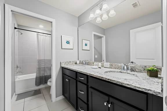 6 Bedrooms/ 4.5 Bathrooms/ Windsor Island (1661KL)