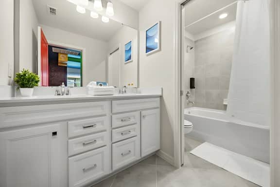 5 Bedrooms/ 4.5 Bathrooms/ Windsor Cay (16192 PF)