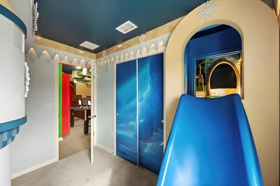 5 Bedrooms/ 4.5 Bathrooms/ Windsor Cay (16192 PF)