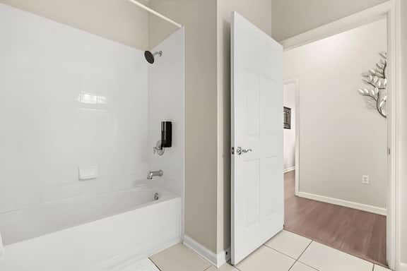 3 Bedrooms / 2 Bathrooms / Vista Cay (4814-405 CA)