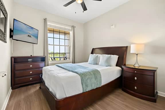 3 Bedrooms / 2 Bathrooms / Vista Cay (4814-405 CA)