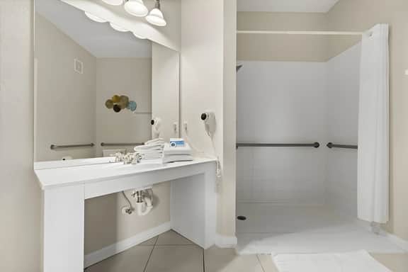 3 Bedrooms / 2 Bathrooms / Vista Cay (4814-405 CA)