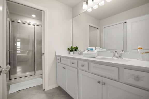5 Bedrooms/ 4.5 Bathrooms/ Windsor Cay (16192 PF)