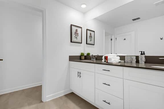 5 Bedrooms/ 4 Bathrooms/ Storey Lake (4411 SL)