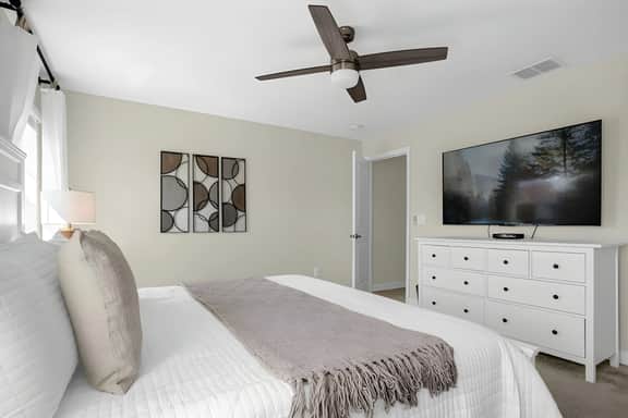 4 Bedrooms/ 3 Bathrooms/ Storey Lake (4817 LL)