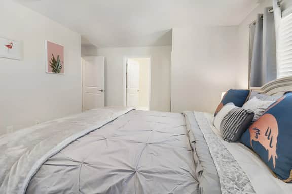 5 Bedrooms / 4 Bathrooms / Storey Lake(4849 RC)