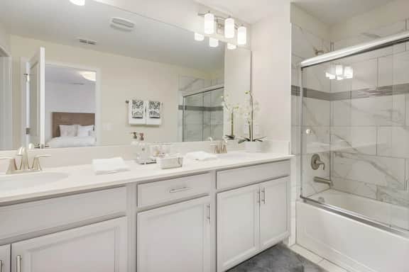 5 Bedrooms / 4 Bathrooms / Storey Lake(4849 RC)