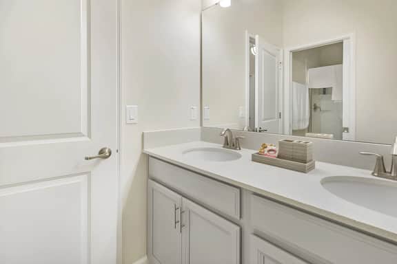 5 Bedrooms / 4 Bathrooms / Storey Lake(4849 RC)