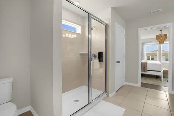 5 Bedrooms/ 4 Bathrooms/ Windsor Island(1217 AB)