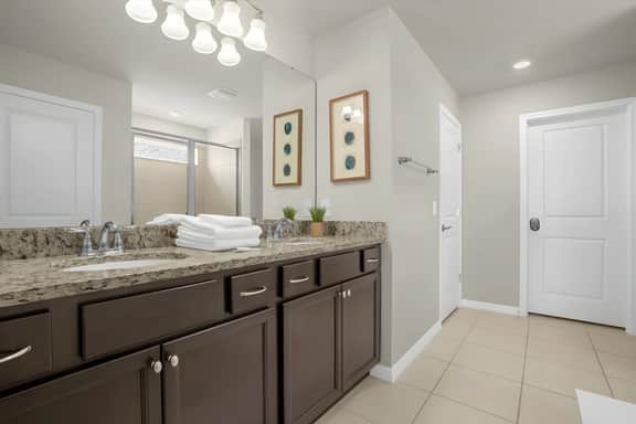 5 Bedrooms/ 4 Bathrooms/ Windsor Island(1217 AB)