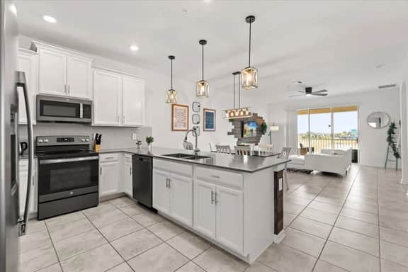 3 Bedrooms / 2 Bathrooms / Champions Gate (9351SH)