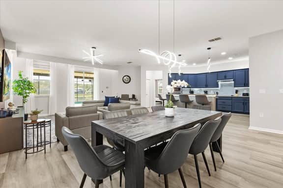 4 Bedrooms / 2 Bathrooms / Crystal Cove (4706RR)