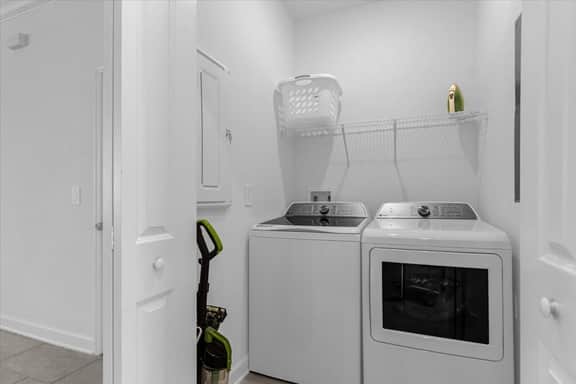5 Bedrooms/ 4 Bathrooms/ Storey Lake (2584 RT)