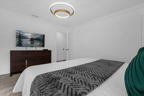 5 Bedrooms/ 4 Bathrooms/ Storey Lake (2533 RT)