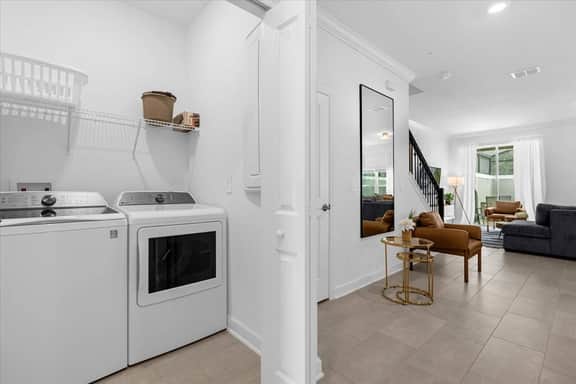 5 Bedrooms/ 4 Bathrooms/ Storey Lake (2469RT)