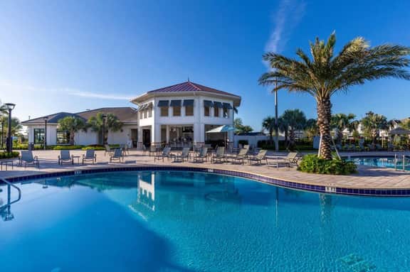 5 Bedrooms/ 4 Bathrooms/ Storey Lake (2469RT)