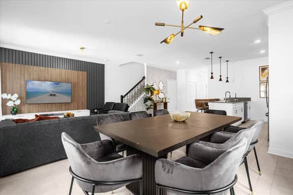 5 Bedrooms/ 4 Bathrooms/ Storey Lake (2432RT NEW)