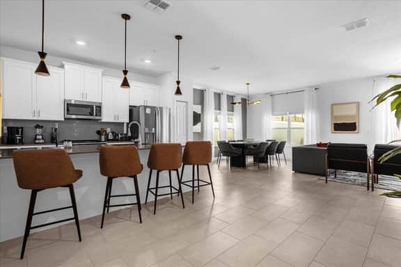 5 Bedrooms/ 4 Bathrooms/ Storey Lake (2432RT NEW)