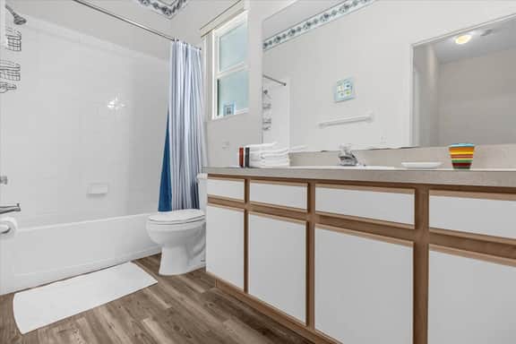 4 Bathrooms/ 3 Bathrooms/ Cresent Lakes (5305 CV)