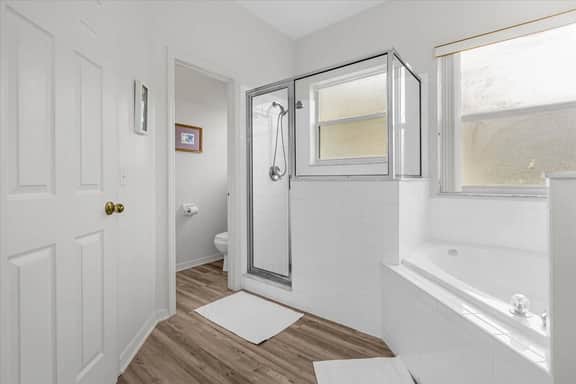 4 Bathrooms/ 3 Bathrooms/ Cresent Lakes (5305 CV)