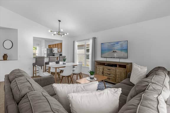 3 Bedrooms / 2 Bathrooms / Lake Berkley (1076 LB)