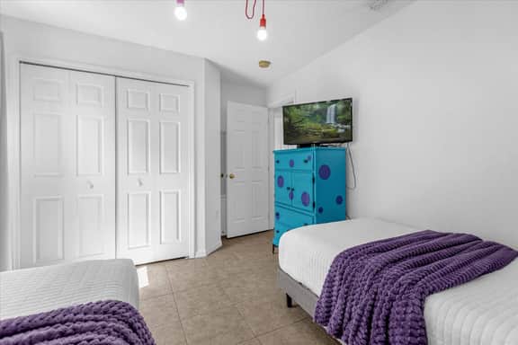 3 Bedrooms / 2 Bathrooms / Lake Berkley (1076 LB)