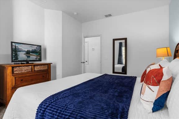 3 Bedrooms / 2 Bathrooms / Lucaya Village (11-103)