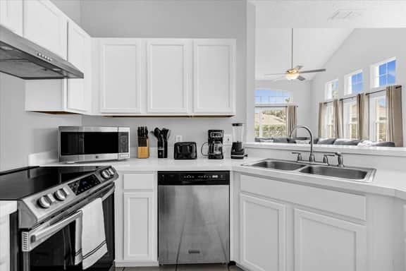 4 Bedrooms/ 3.5 Bathrooms/ Lake Berkley (938 PT)