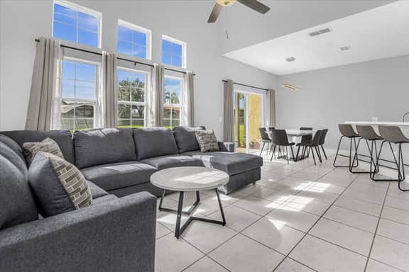 4 Bedrooms/ 3.5 Bathrooms/ Lake Berkley (938 PT)