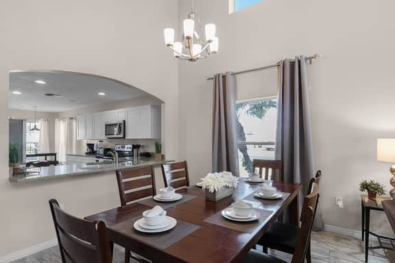 6 Bedrooms/ 3.5 Bathrooms/ Lake Berkley (4700 PL)