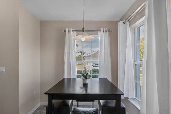 6 Bedrooms/ 3.5 Bathrooms/ Lake Berkley (4700 PL)