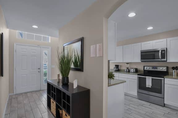 6 Bedrooms/ 3.5 Bathrooms/ Lake Berkley (4700 PL)